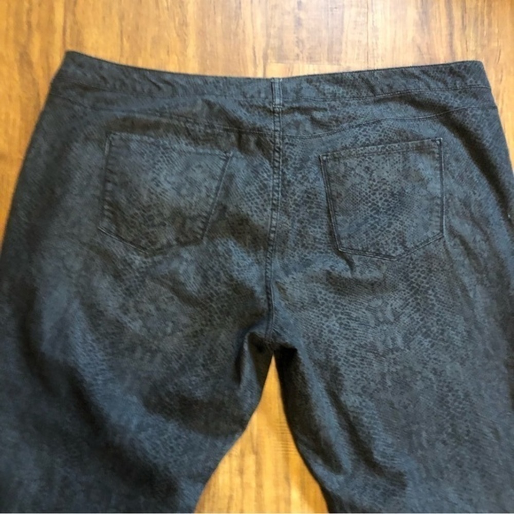 Torrid snake print jeans 26 black very good condition - Picture 6 of 6